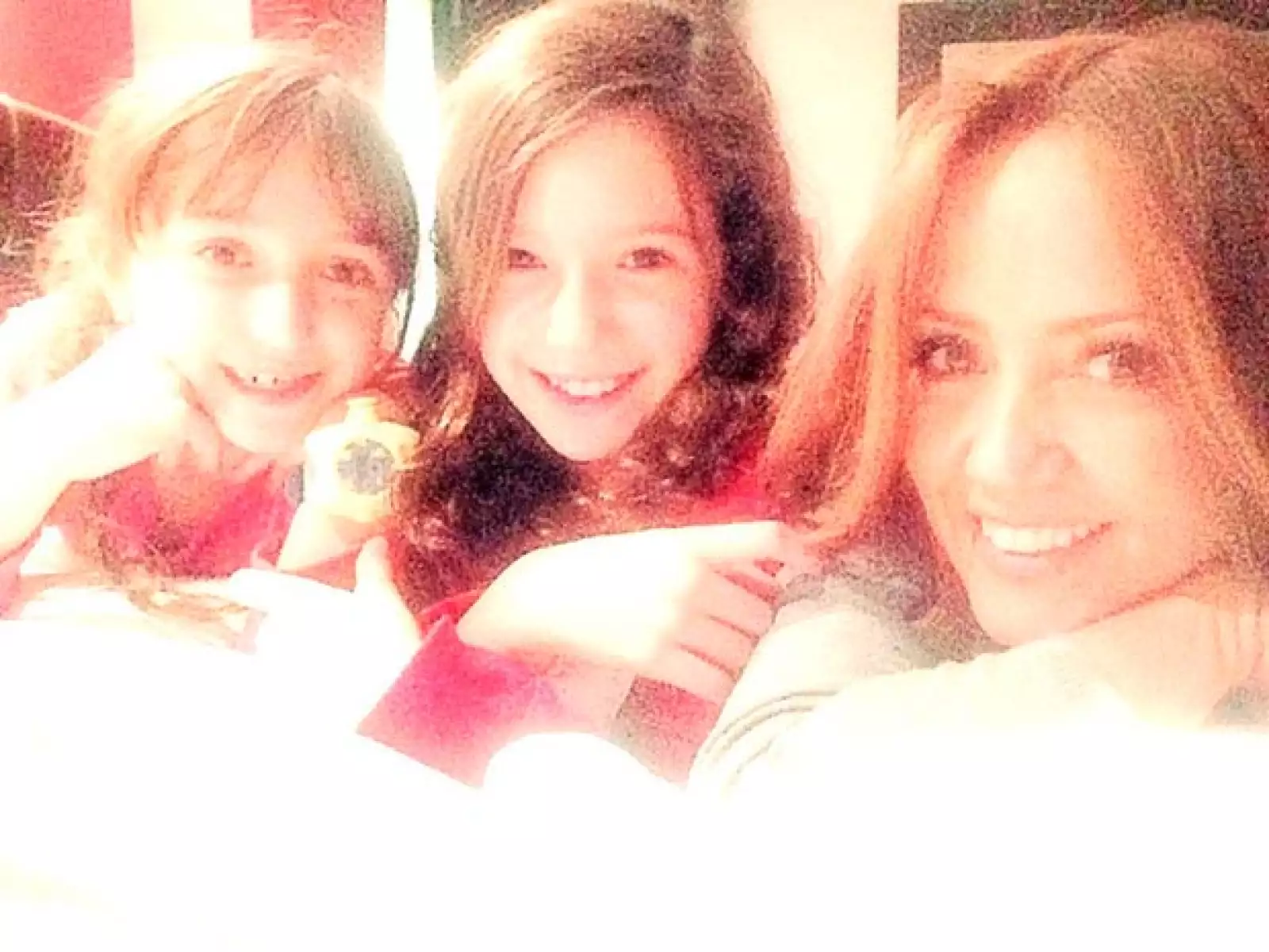 Andrea Legarreta compartió en Twitter esta imagen anunciando que ya estaba de vacaciones y lista para las celebraciones junto a sus hijas, Mia y Nina.