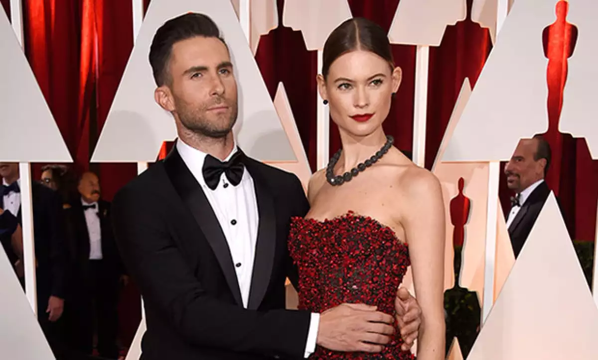 El vocalista de Maroon 5 compartió con sus seguidores de Instagram una foto de Behati, a quien cada día le crece más su baby bump.