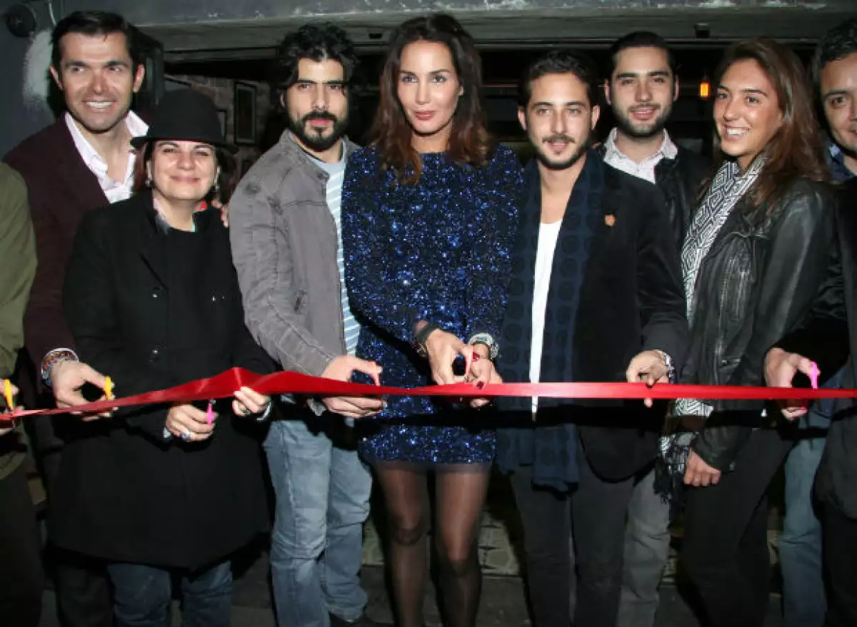 Lorenzo Ruiz, Delia González, José Ángel Bichir, Martha Cristiana y Beto Ventosa en el corte de listón.