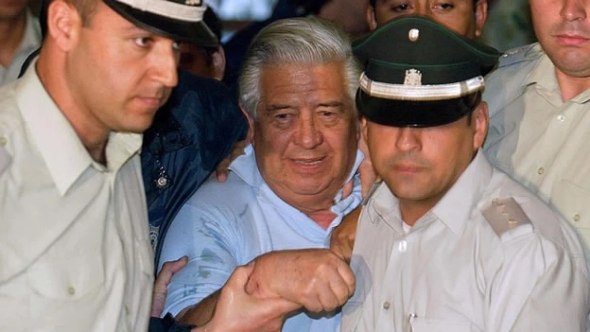 El exmilitar chileno Manuel Contreras (centro) en 2007
