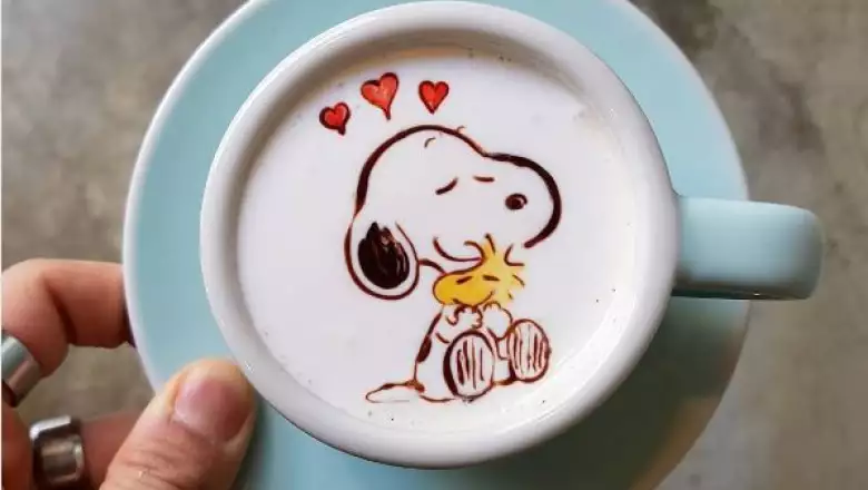Un camarero surcoreano replica grandes obras de arte en pequeñas tazas de café
