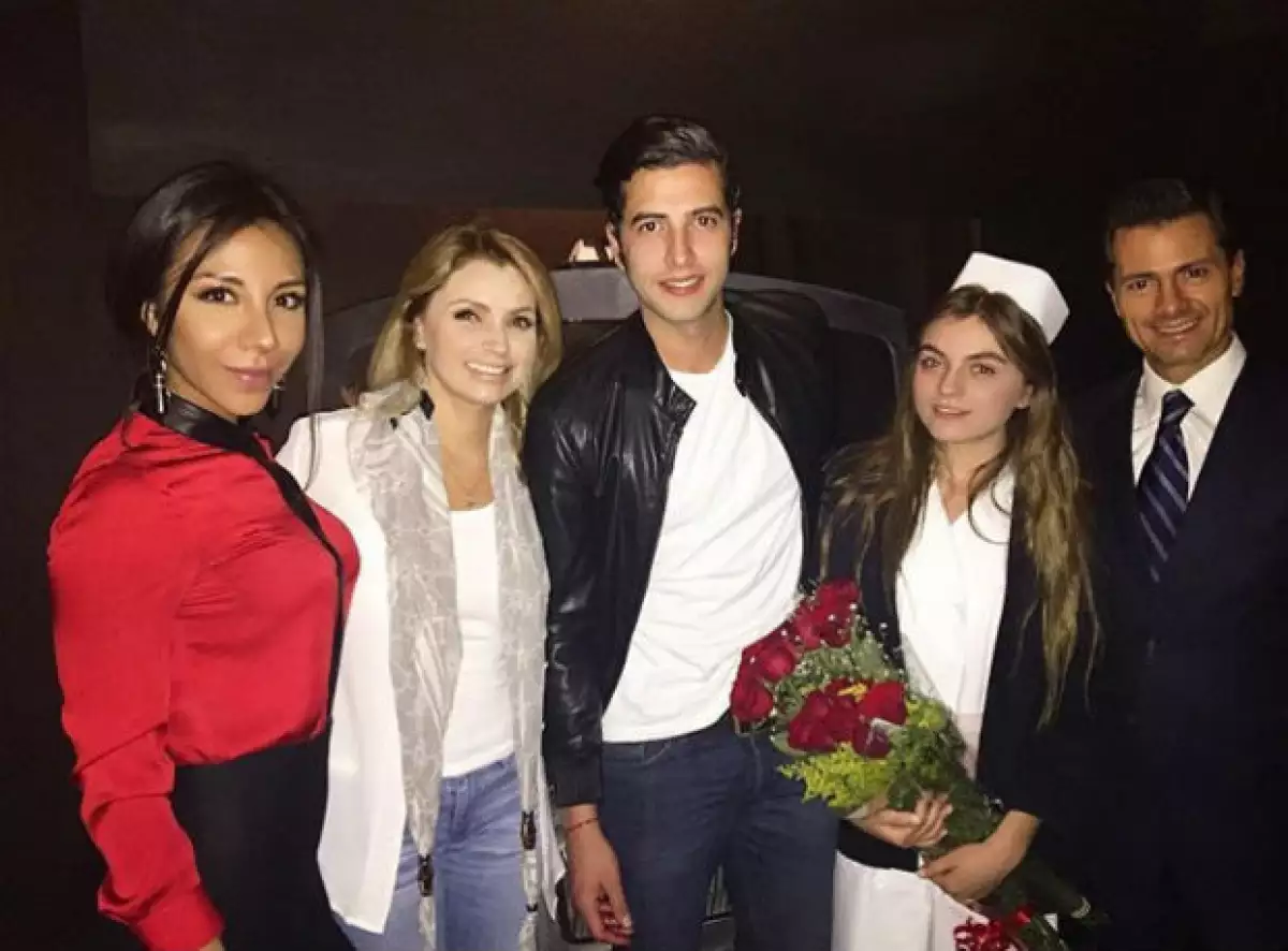 El presidente de México y la primera dama acudieron la noche del viernes a las instalaciones de Teatro en Corto, donde Sofía protagoniza la obra “Libre”.