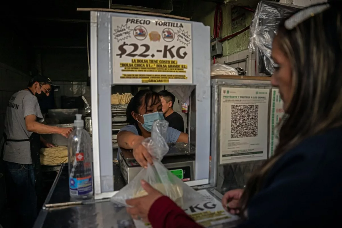 El cobro de piso por parte del crimen organizado en México afecta el precio de la tortilla. 