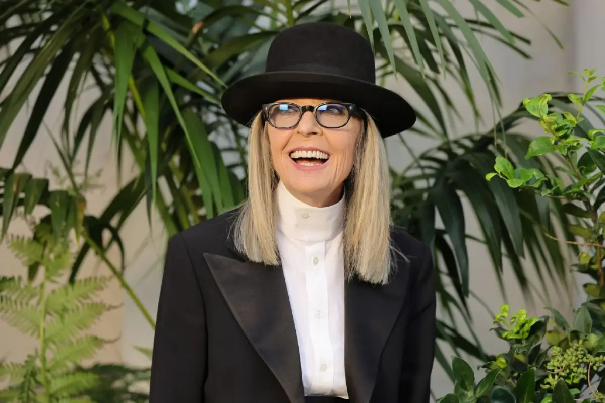 Foto de Diane Keaton con sombrero, camisa blanca y cabello lacio en la pasarela de Ralph Lauren SS23