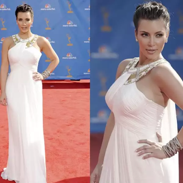Kim Kardashian se vio espectacular en este vestido blanco de Marchesa. El cuello tiene incrustaciones metálicas, a juego con las joyas de Lorraine Schwartz.