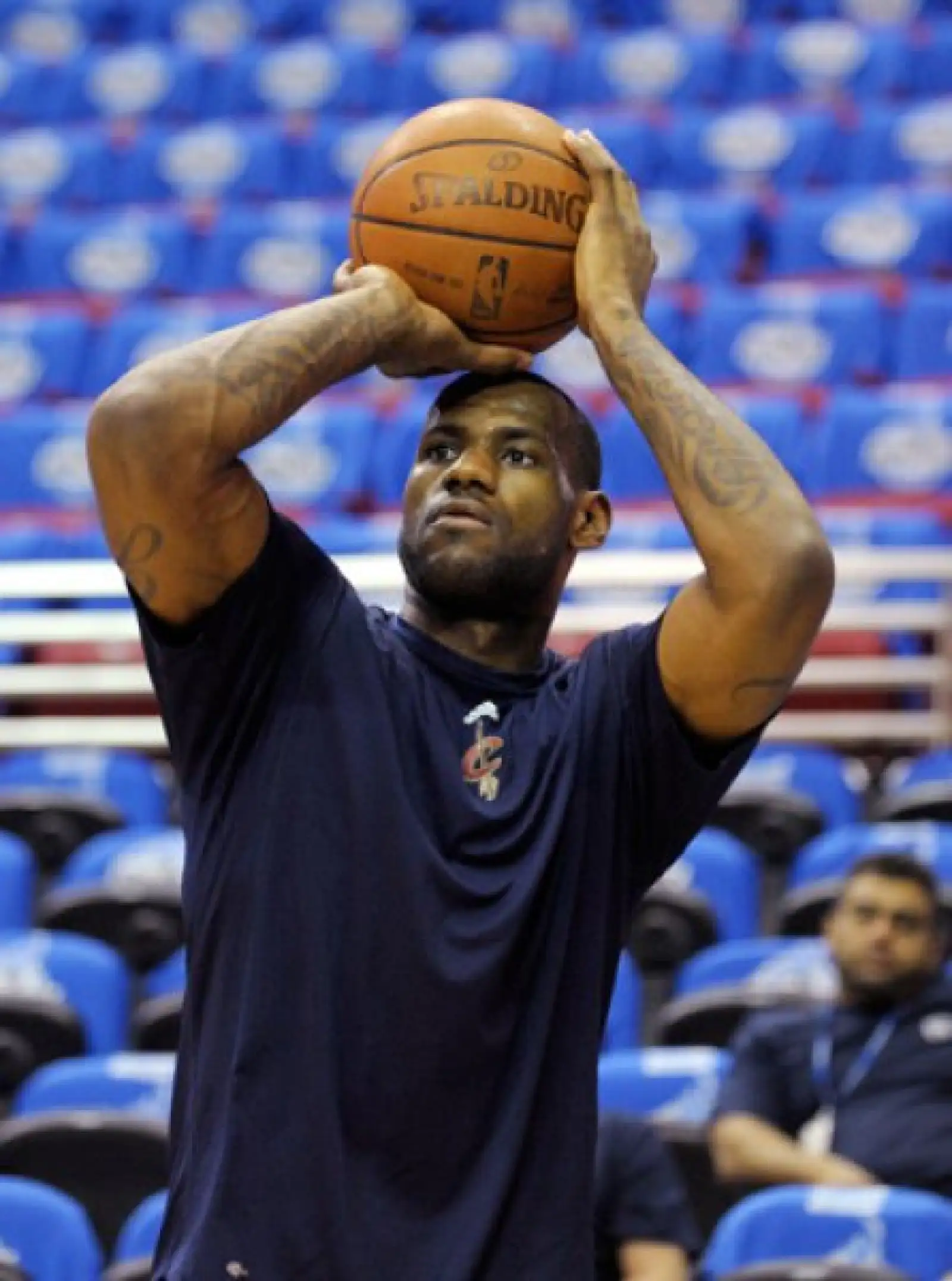 Otro deportista completa el podium: LeBron James, el versátil alero de 24 años del equipo de baloncesto de los Cleveland Cavaliers en la NBA que en los últimos doce meses se ha embolsado 40 millones dólares, gracias a los contratos de publicidad que manti