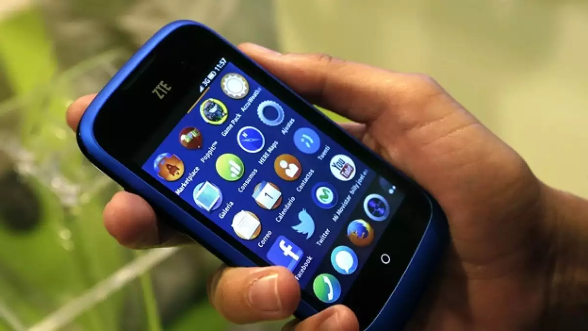 un hombre sostiene un celular