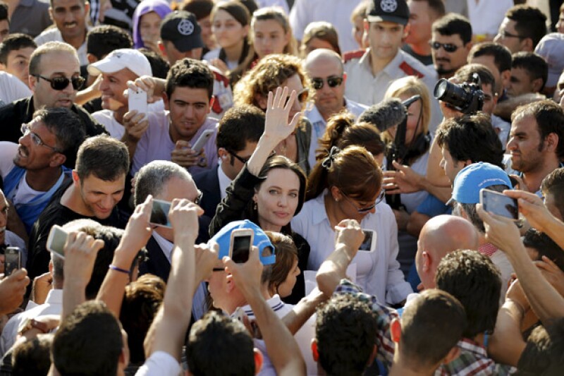 A su llegada al campo de refugiados, la multitud se agolpaba para verla de cerca y tomarse una foto.