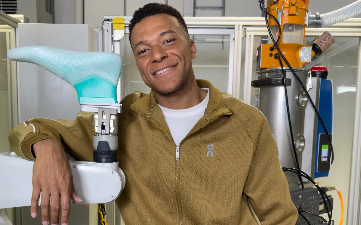 Kylian Mbappé posa como la nueva cara de la marca deportiva On en uno de sus laboratorios para el desarrollo de calzado especializado y altamente tecnológico. 