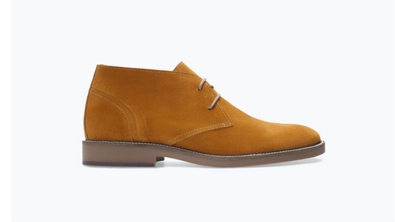 Mocasines de ante y cordones en color marrón dan un toque elegante a los pasos.