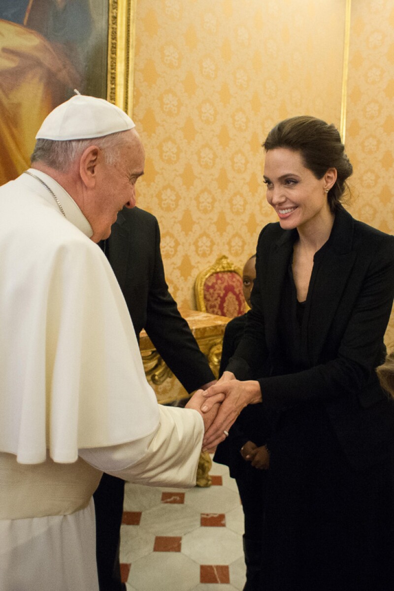 El papa la recibió con una gran sonrisa que Angelina correspondió, notablemente emocionada.