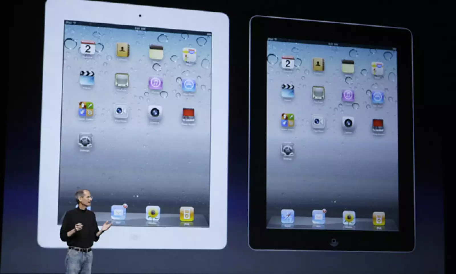 La iPad 2 vendrá en color negro y blanco. Jobs prometió que se distribuirán ambas al mismo tiempo. Nada quiere otro chasco como el color blanco del iPhone 4.