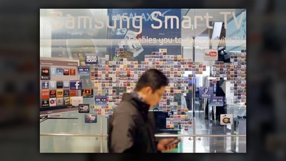 un hombre pasa frente a una tienda tecnologica
