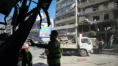 La gente limpia los escombros en el lugar de un ataque aéreo israelí que tuvo como objetivo un edificio en los suburbios del sur de Beirut el 14 de junio de 2026. La oficina del primer ministro israelí, Benjamin Netanyahu, dijo el 14 de junio que los militares habían llevado a cabo ataques en los suburbios del sur de Beirut, conocidos como Dahiyeh, mientras que los medios estatales libaneses dijeron que un ataque golpeó el barrio de Ghobeiry.
