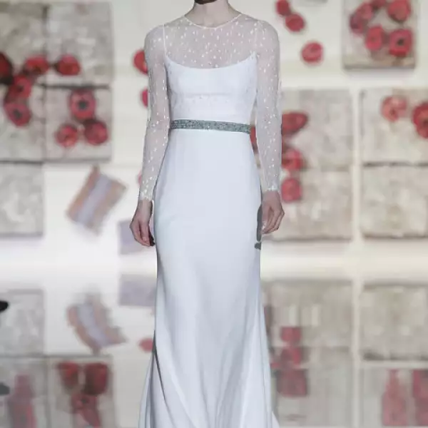 Vestido corte columna de crepe con top.