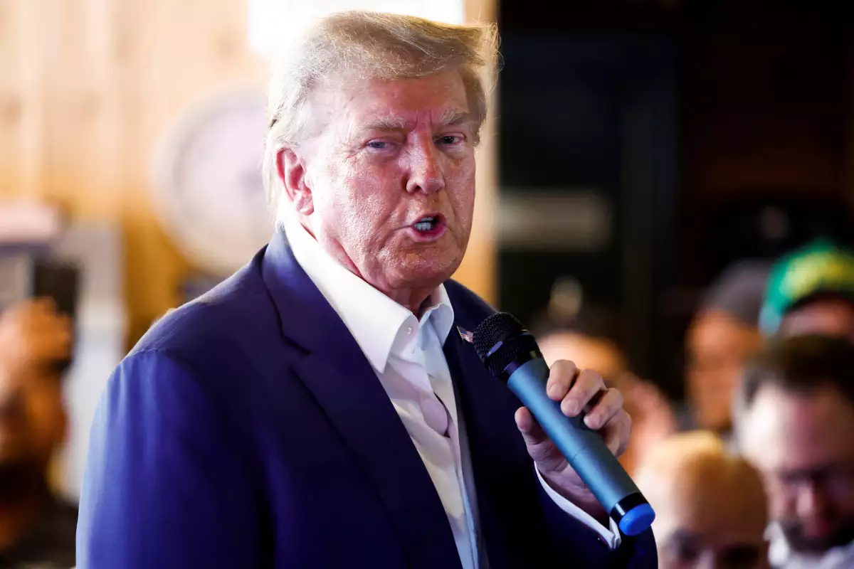 El candidato presidencial republicano y expresidente de los Estados Unidos, Donald Trump, habla mientras hace campaña en la Feria Estatal de Iowa en Des Moines, Iowa, EE. UU., el 12 de agosto de 2023.
