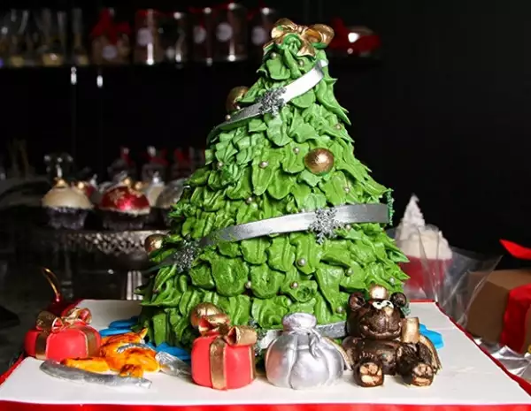 El pastel de árbol con regalos es una de las recomendaciones de la chef para las mujeres que prefieren comprar el postre de la cena por practicidad.