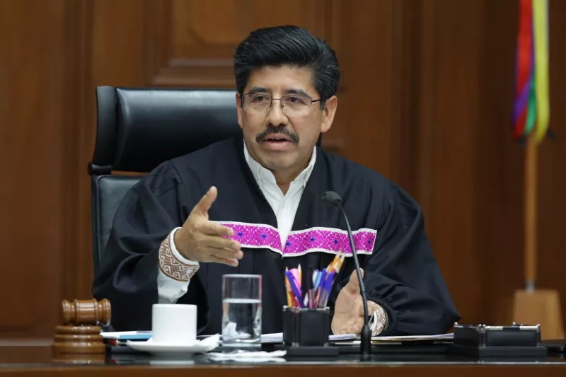 VIDEO: Colaboradores le limpian los zapatos a Hugo Aguilar, presidente de la SCJN 