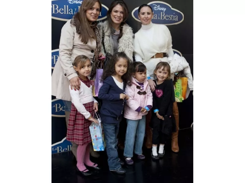 La actriz y su hija desfilaron por la alfombra roja del lanzamiento del DVD+Blu-ray, de la película de dibujos animados “La Bella y la Bestia”.