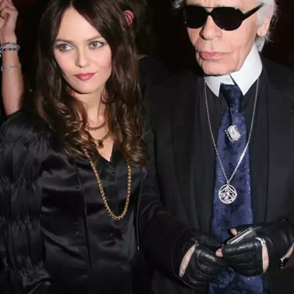 Vanessa Paradis, del brazo de Karl Lagerfeld, estuvieron en el show de Dior Homme.