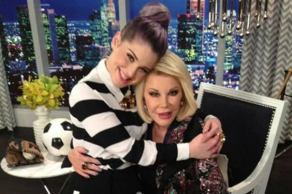 Kelly Osbourne compartió esta foto junto a Joan como despedida.