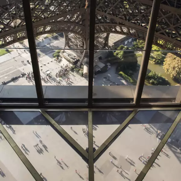 Una parte del piso fue reemplazada por vidrio y la reja de protección por una pared de ese material.