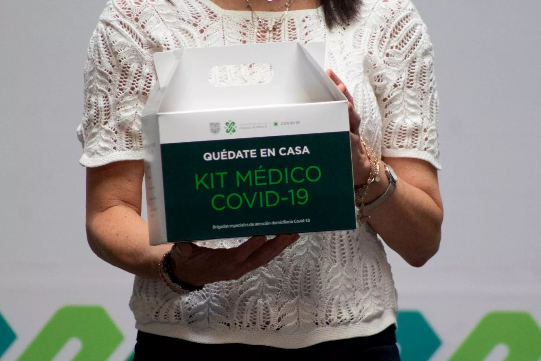 Claudia Sheinbaum Pardo, jefa de Gobierno presentó en conferencia de prensa un Kit Médico de apoyo para las personas y familias que presenten síntomas por COVID-19. El Kit Médico contine un gel antibacteria, cubrebocas, un jabón para manos y un instr