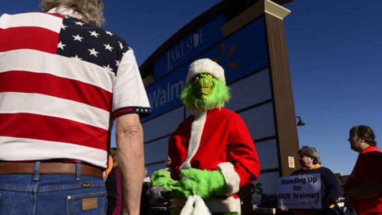 En esta jornada de compras, no todos están satisfechos. En las afueras de algunos Walmarts hubo protestas por las largas horas de jornada para lo trabajadores.