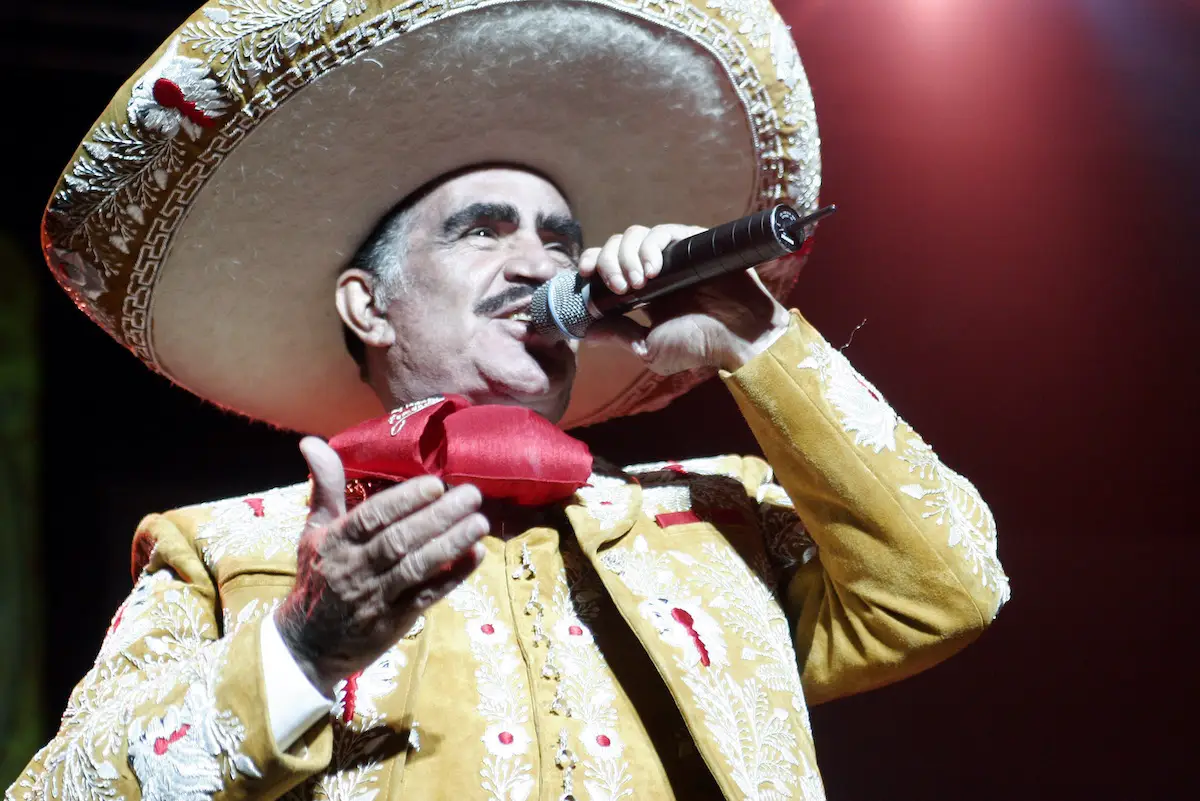 Vicente Fernández cantando. Te contamos qué pasará con su rancho Los 3 potrillos.