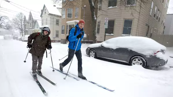 Gobernadores de Massachusetts, Rhode Island y Connecticut declararon estado de emergencia ante la tormenta. Dos personas avanzan con skies por las calles de Maine.