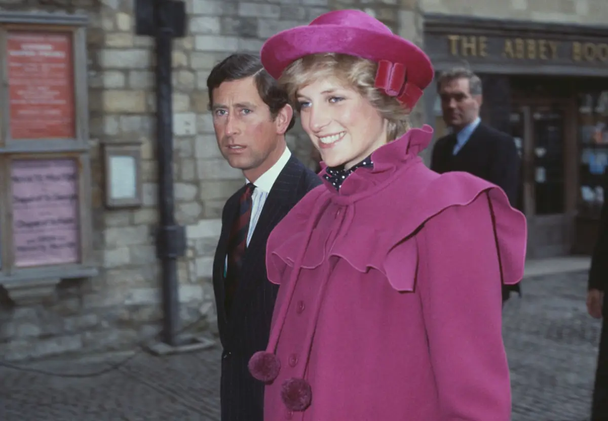 La princesa Diana y atrás el príncipe carlos, quien será coronado el 6 de mayo como rey. 