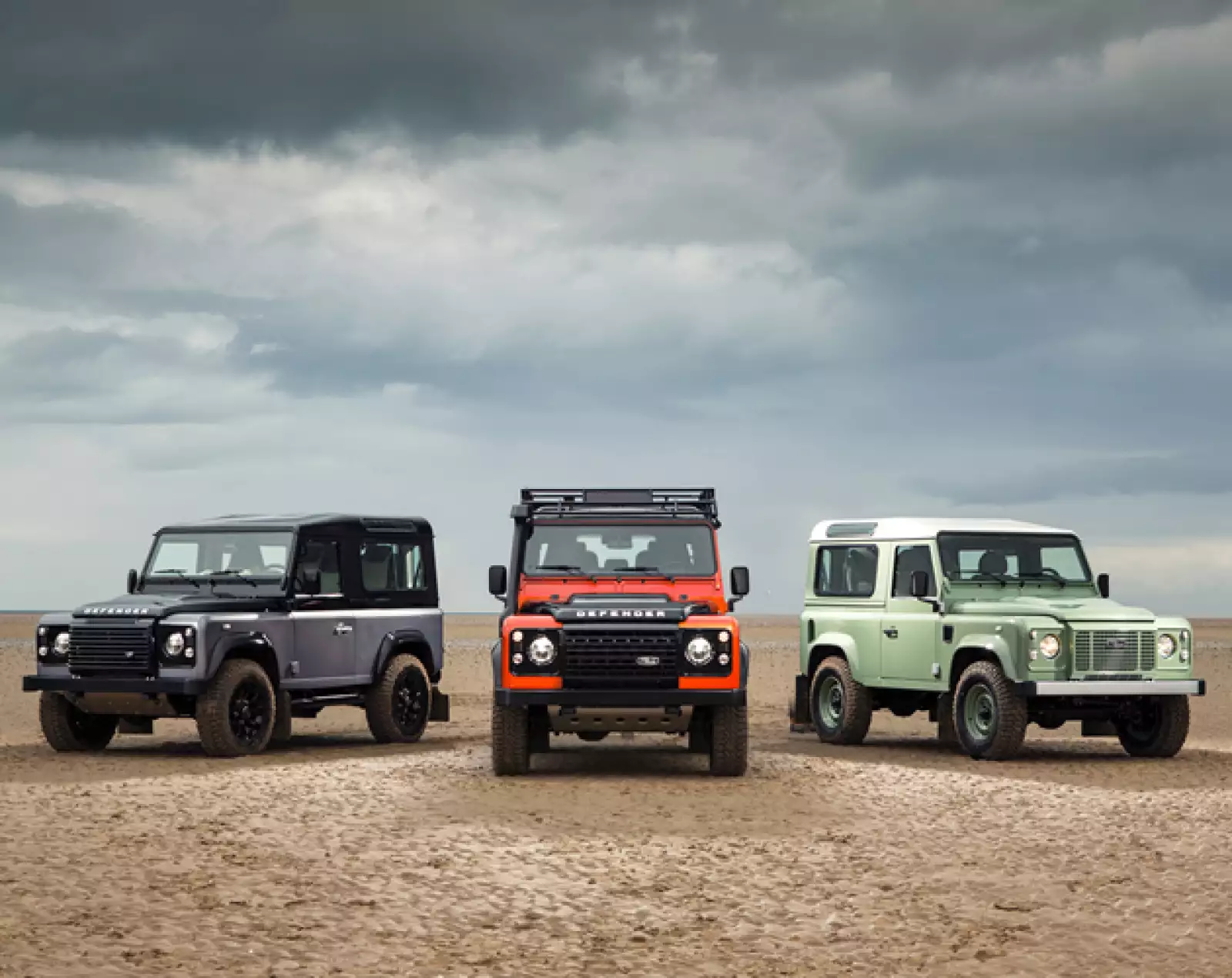 No es sorpresa que Land Rover nos presente un vehículo todo terreno y con un gran diseño. Por eso la presentación de los tres nuevos modelos de la marca (Defender Heritage, Defender Adventure y Def...
