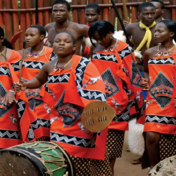 En la Villa Cultural de Mantenga se aprecia un baile espectacular de la etnia guerrera swazi, donde las mujeres deslumbran con su poderosa voz.