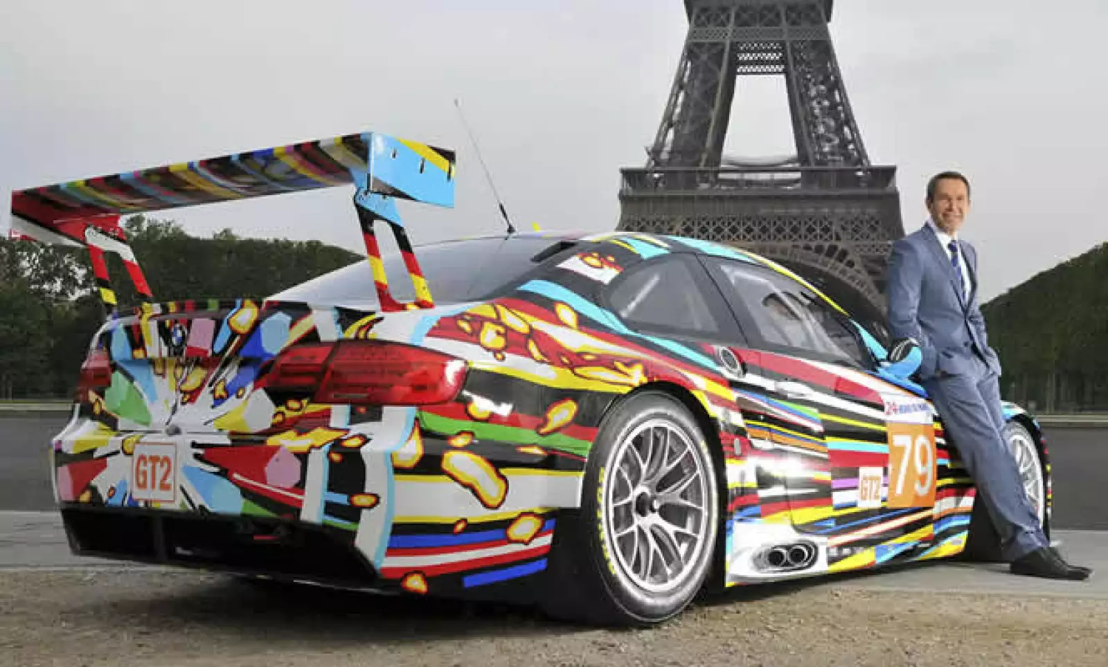 Anteriormente, personalidades como Roy Lichtenstein, Andy Warhol y Robert Rauschenberg han pintado también modelos de BMW.