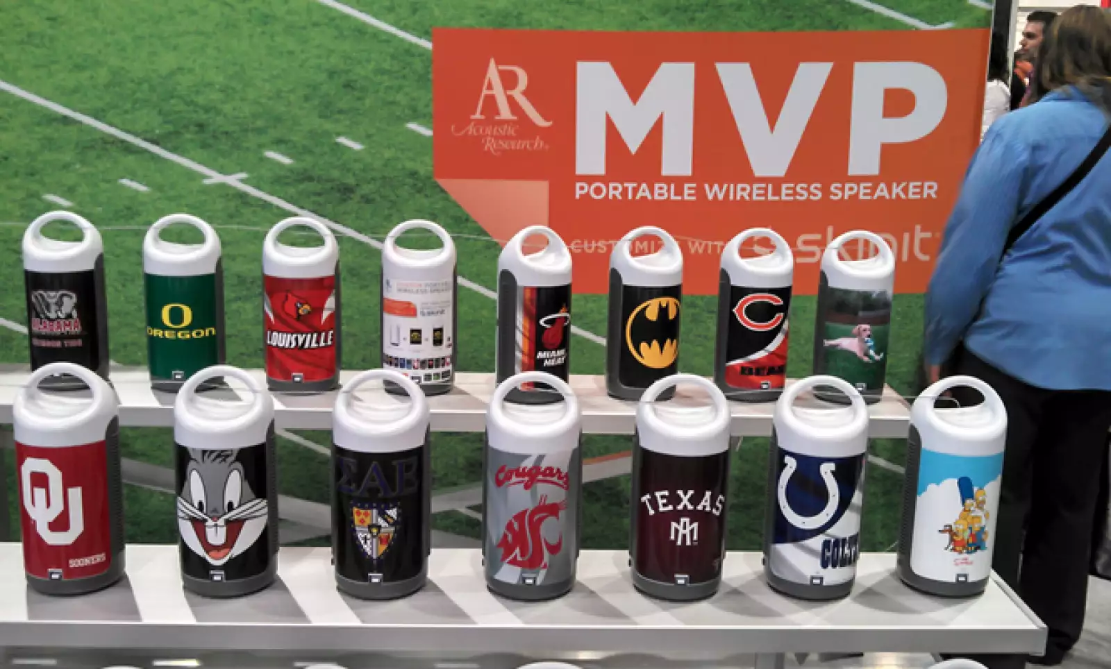 Para llevar el orgullo estudiantil o tu serie favorita, estas bocinas inalámbricas funcionan mediante tecnología bluetooth.