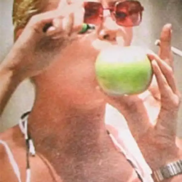 A Charlize Theron la captaron fumando con algunos amigos.