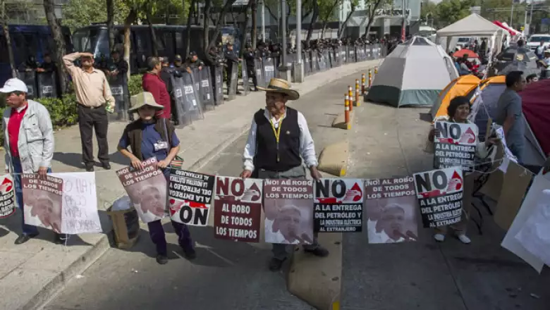 Mientras se realiza la discusión de la reforma energética, integrantes de la agrupación Movimiento de Regeneración Nacional (MORENA) se manifiesta en contra la iniciativa en las inmediaciones del Senado.