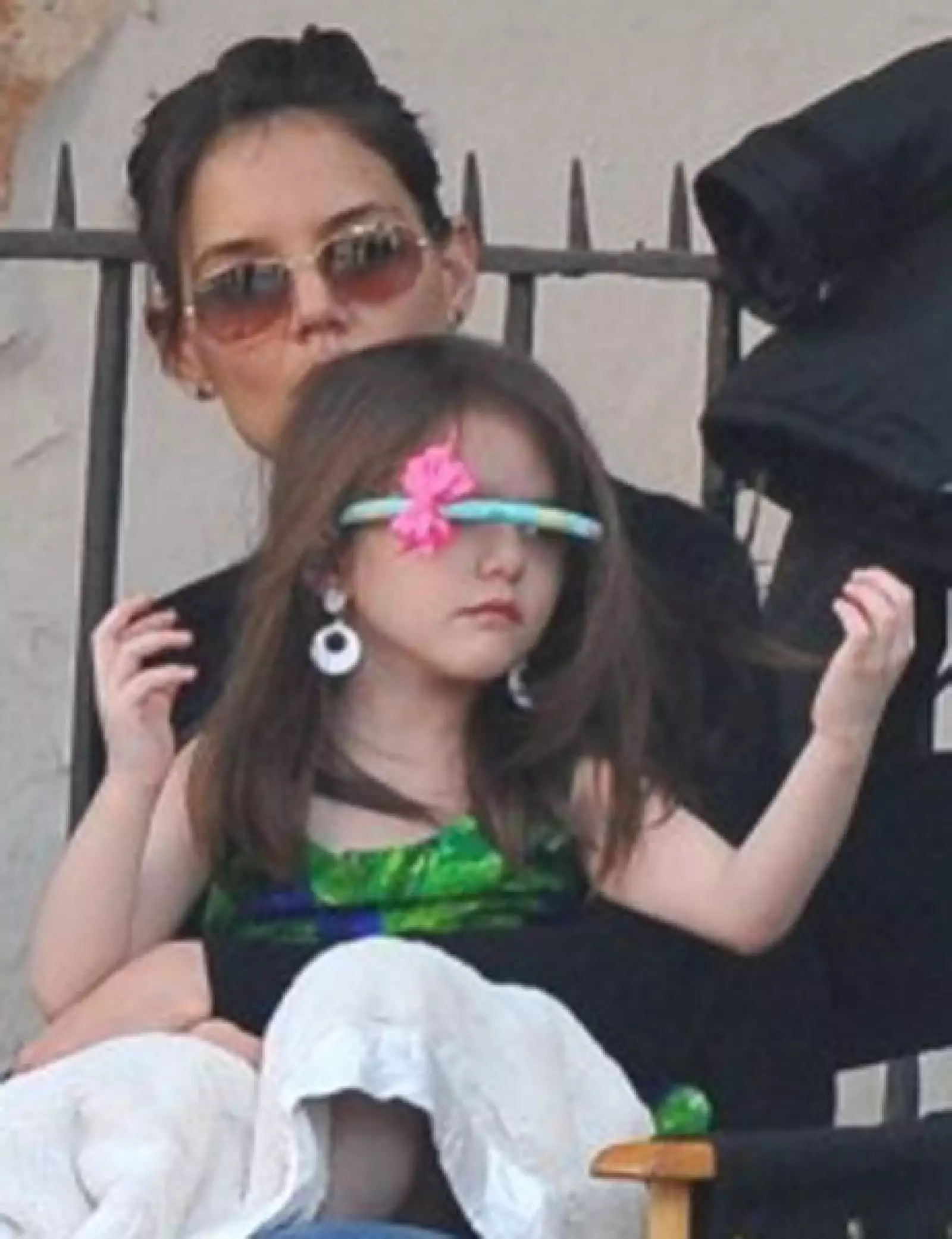 Aunque Suri lució hermosa, Katie reveló en su look que quien debe llamar la atención es su pequeña.