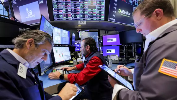 Wall Street se debilita antes de los resultados de Nvidia y rezago en datos económicos