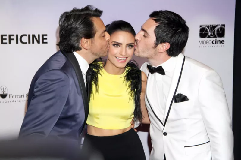 La actriz acudió a la premiere de su película “A la Mala” acompañada de su novio Mauricio Ochmann, con quien comparte crédito, y su padre Eugenio Derbez.