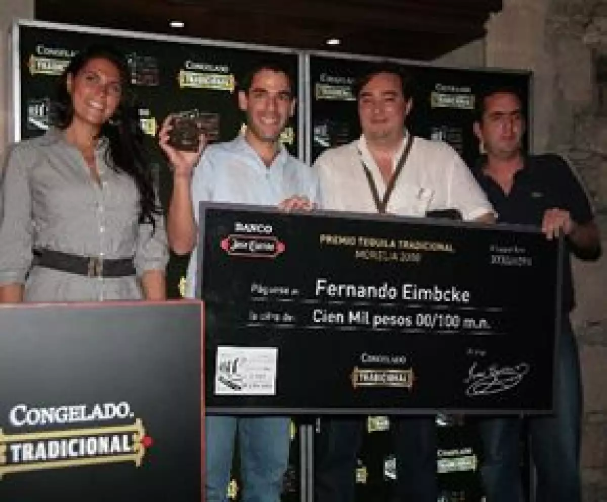 El cineasta mexicana recibió 100 mil pesos como parte del Premio Cuervo, el cual busca estimular la creatividad en el cine.