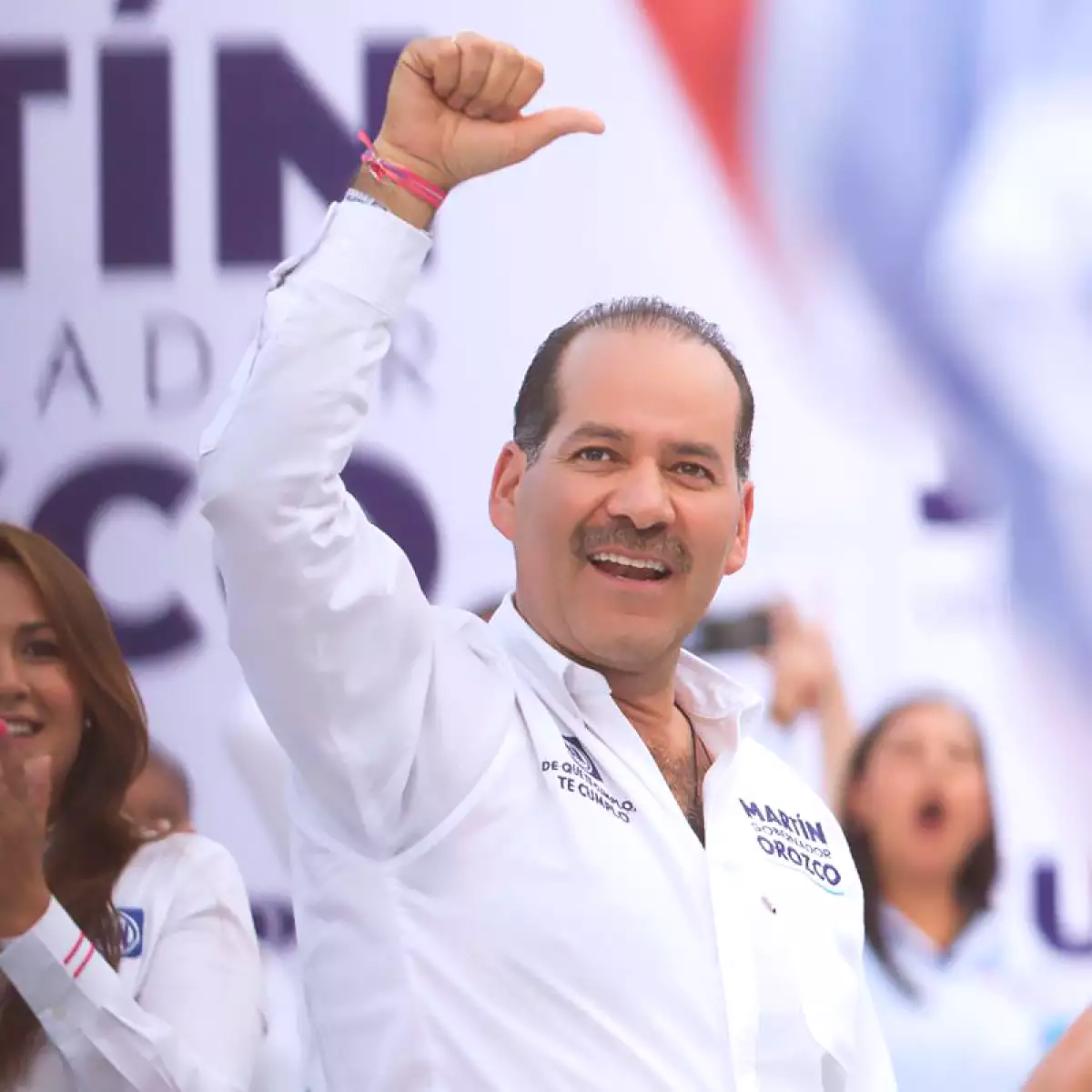 Es acusado de favorecer a sus amigos.