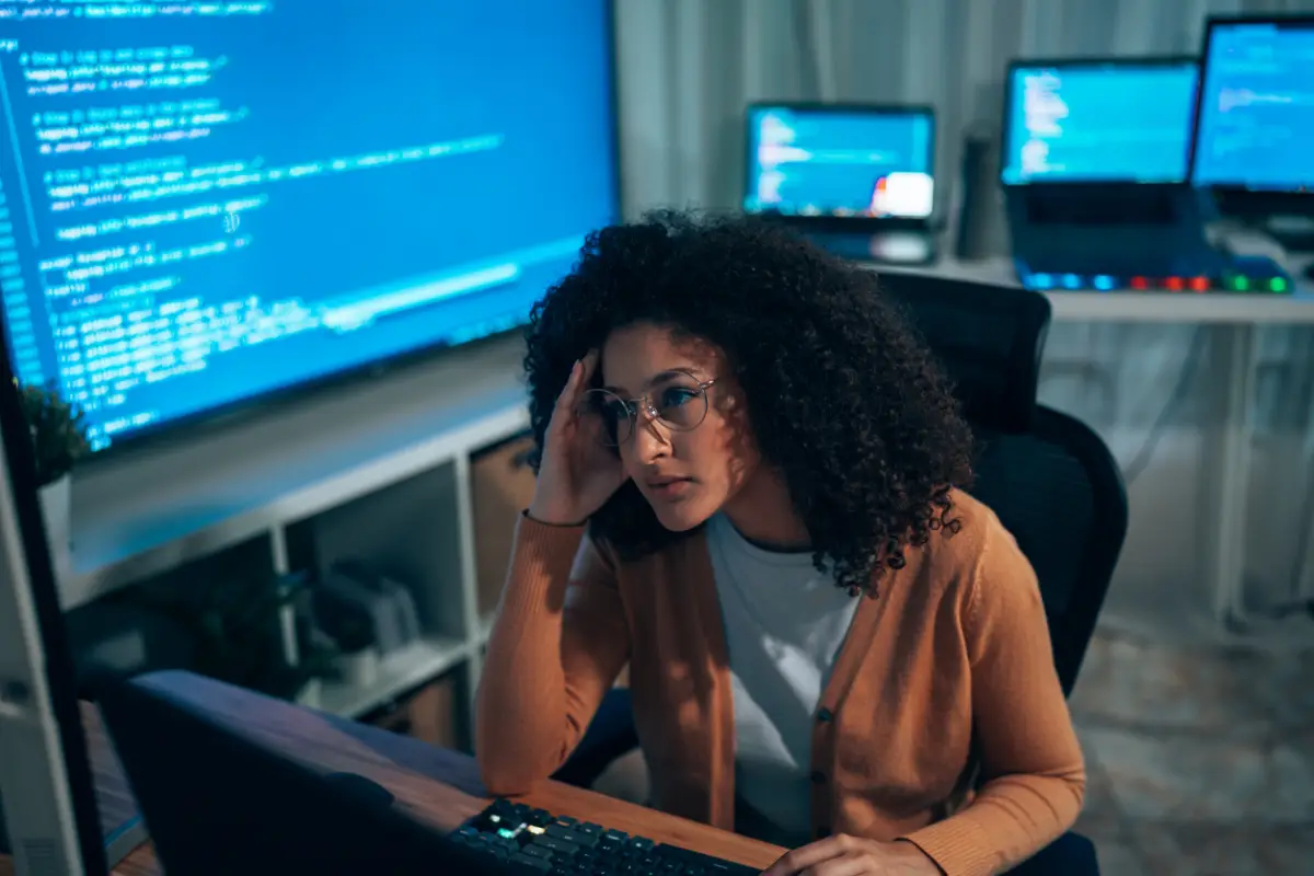 Más IA, mismo desgaste: la tecnología automatiza, pero no reduce la carga laboral real