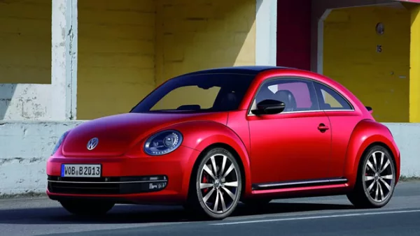 La automotriz alemana Volkswagen rediseñó el icónico Beetle, 13 años después de su introducción al mercado y lo presentó por primera vez en al AutoShow de Shanghai.