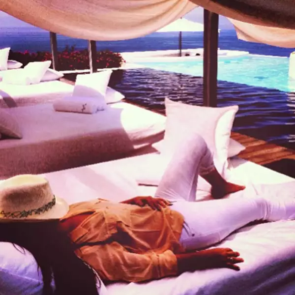 Para la playa nada mejor que jeans blancos y una blusa fresca.