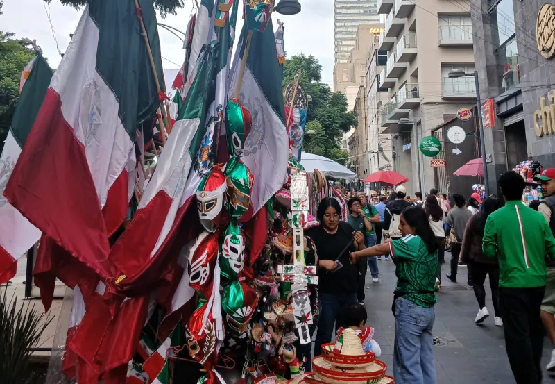 Puesto de banderas en el Centro Histórico de la Ciudad de México.