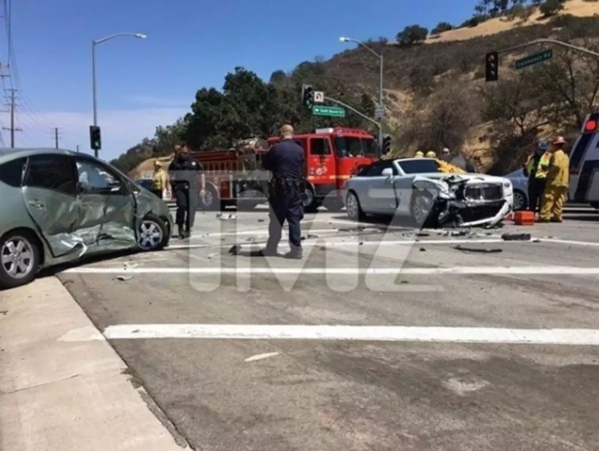La matriarca del clan Kardashian resultó lesionada luego de que fuera impactada por un auto que se pasó el alto en Calabasas, California.