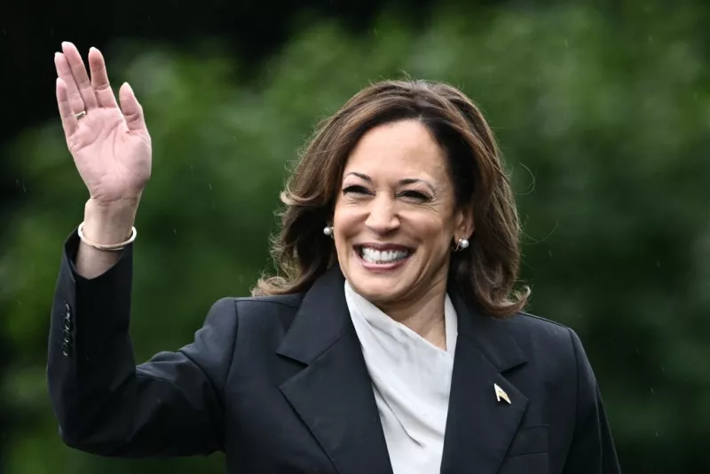 La vicepresidenta de EE. UU., Kamala Harris, llega a un evento en honor a los equipos campeones de la Asociación Nacional de Atletismo Universitario (NCAA) de la temporada 2023-2024, en el jardín sur de la Casa Blanca en Washington, DC, el 22 de julio de 2024.
