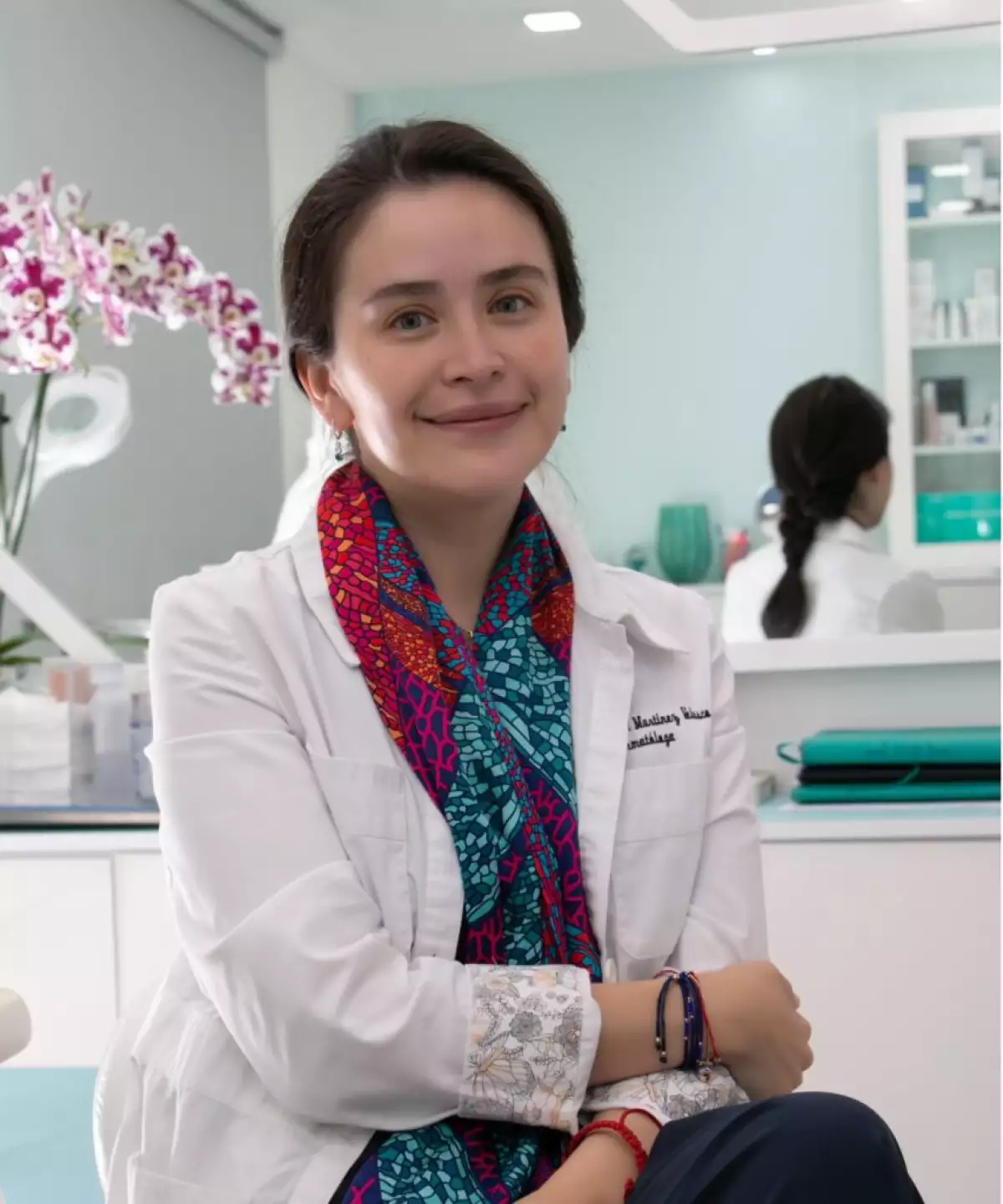 Dra.-Abril-Martinez-Compromiso-y-Calidez-en-Dermatologia-y-Tricologia-853x1024.jpg
