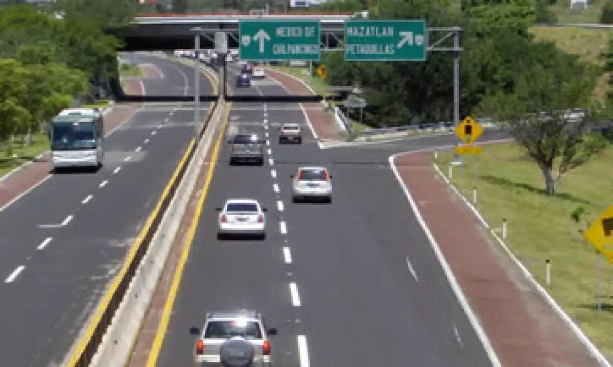 La autopista que conecta al puerto de Acapulco con la Ciudad de México contará con un descuento especial durante el asueto decembrino (Foto: Cuartoscuro)
